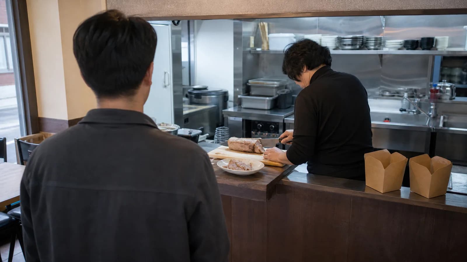 보쌈집 작업대에서 조리자가 수육을 써는 과정을 살펴보는 예비 점주
