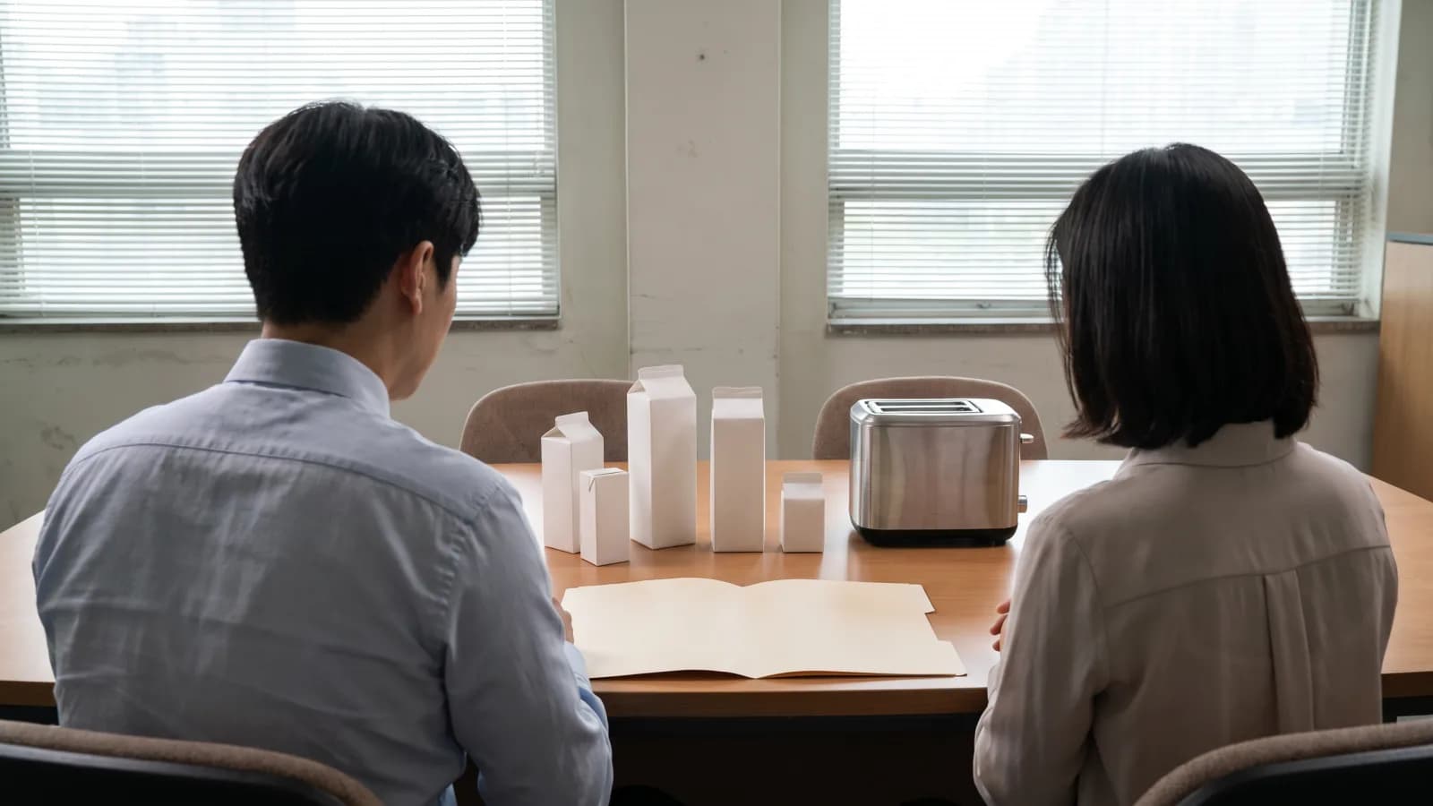 계약서와 공급 상자와 설비를 놓고 프랜차이즈 수익 구조를 비교하는 상담